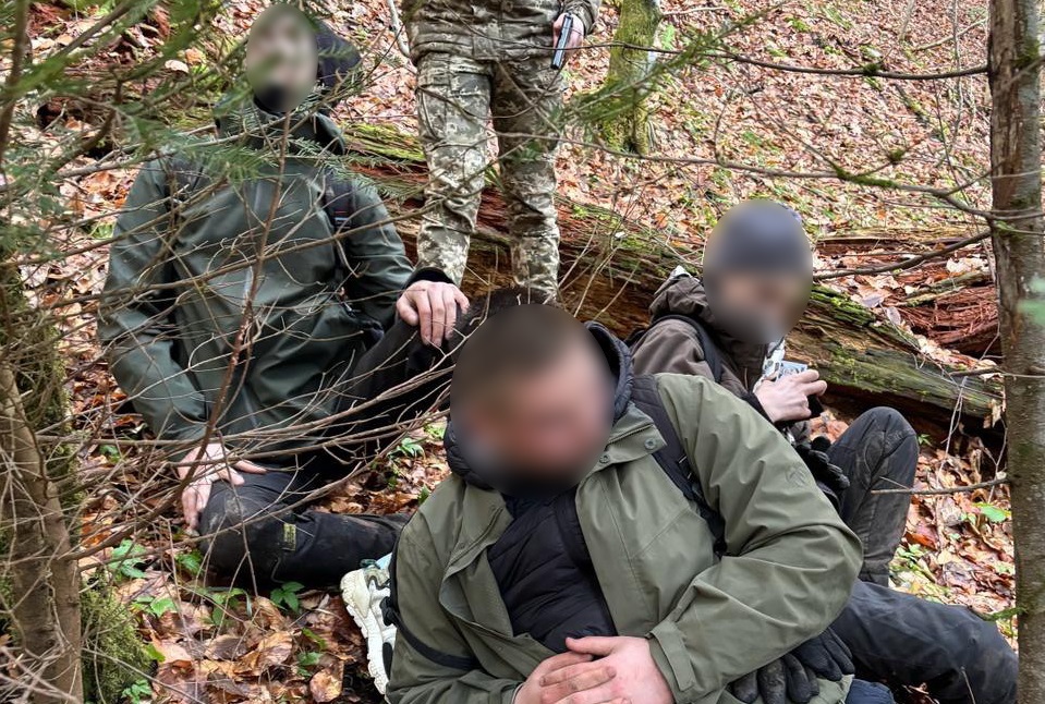 У горах на Рахівщині виявили трьох виснажених втікачів до Румунії з Житомирщини (ФОТО)