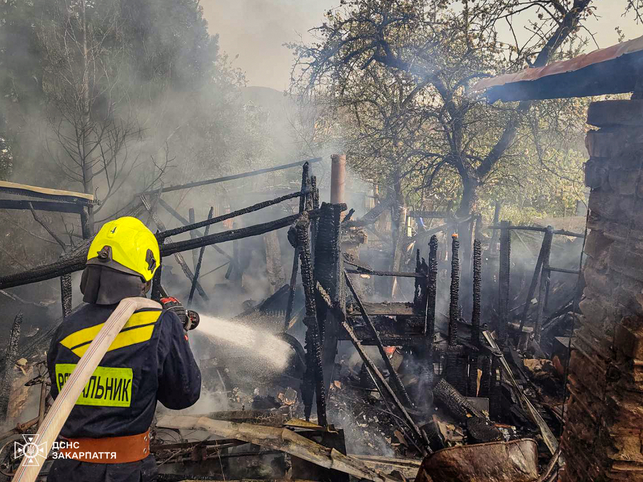 Житель Оноківців отримав опіки, стримуючи пожежу, що виникла в прибудові сусідів (ФОТО)