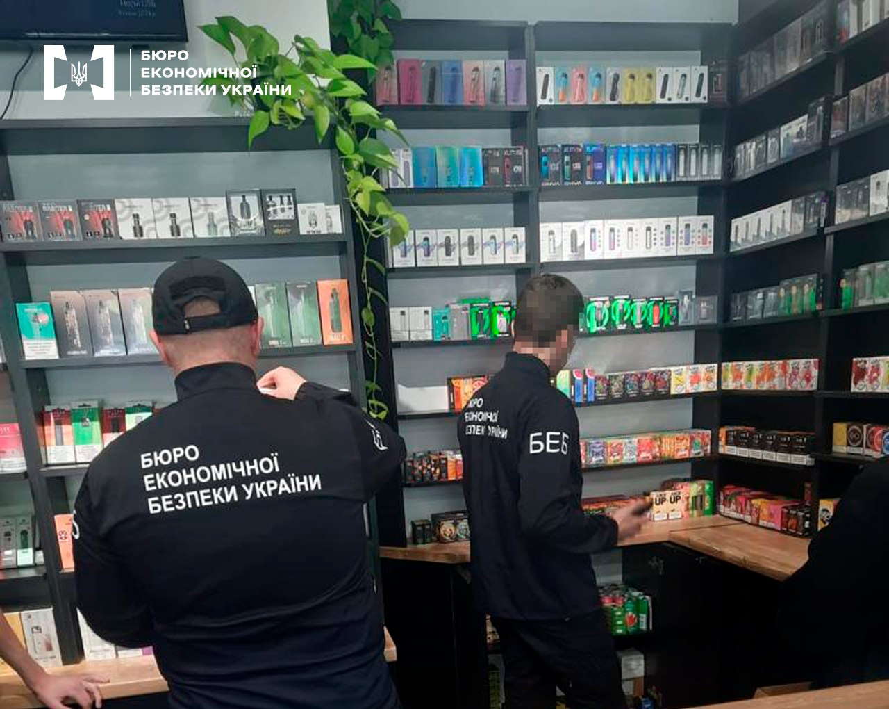 Детективи БЕБ вилучили в двох ужгородців 3000 контрафактних електронних сигарет на 2,5 млн грн (ФОТО)
