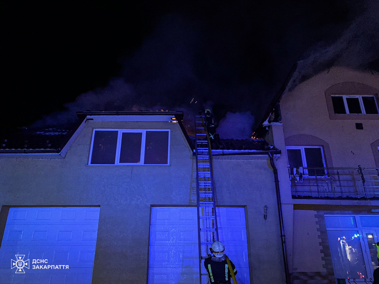 У Лазах Тячівської громади через пожежу в мансарді прибудованого гаража вигорів також дах будинку (ФОТО)