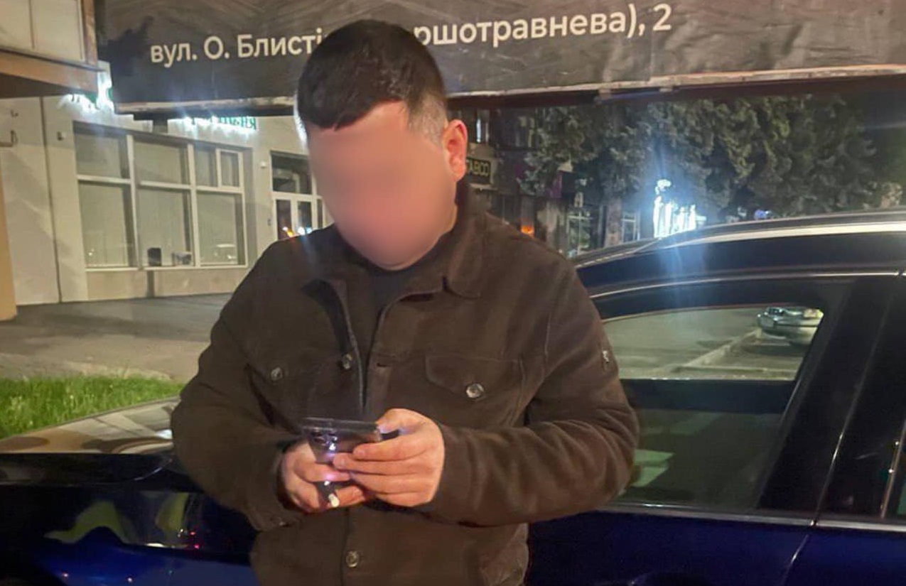 В Ужгороді водій, зупинений патрульними, швидко купив і хильнув алкоголь, аби приховати "п'яне" водіння (ФОТО)
