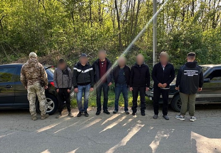 На під'їзді до кордону затримали чотирьох чоловіків, що планували нелегально потрапити до Румунії, та двох закарпатців-переправників (ФОТО, ВІДЕО)
