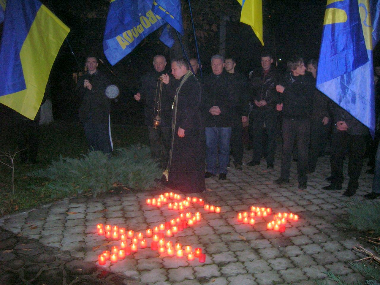 У Мукачеві "Свобода" вшанувала жертв Голодомору під державними і партійними прапорами (ФОТО)