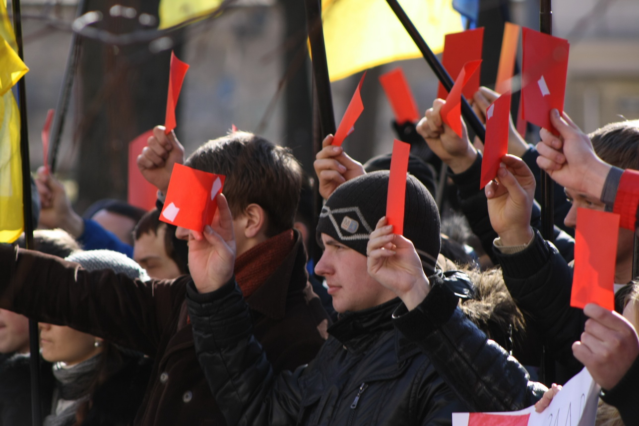 УДАРна молодь показала Януковичу червону картку