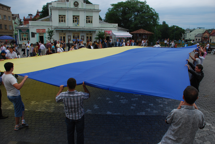 З нагоди Дня Конституції Об’єднана опозиція розгорнула найбільший в Закарпатті український прапор