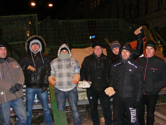 Закарпатські «свободівці» з Майдану закликають земляків їхати у Київ (ФОТО)