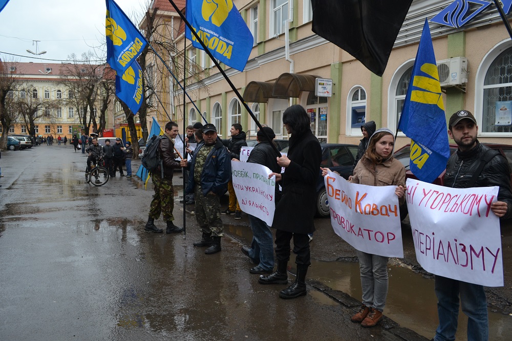 Закарпатська "Свобода" в Берегові протестувала проти антиукраїнської політики угорського Jobbik-а (ФОТО)