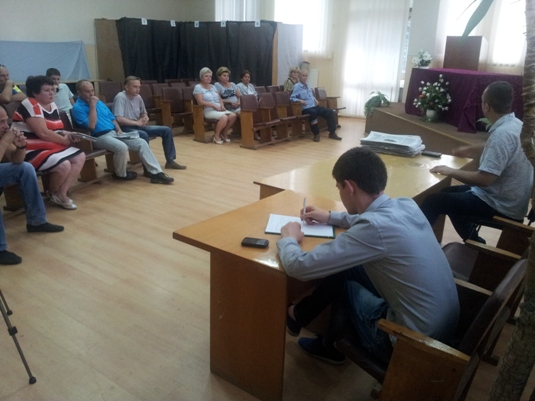 Нардеп Леонов говорив з мешканцями Чопа про російську агресію та блокування доріг на Закарпатті (ФОТО)