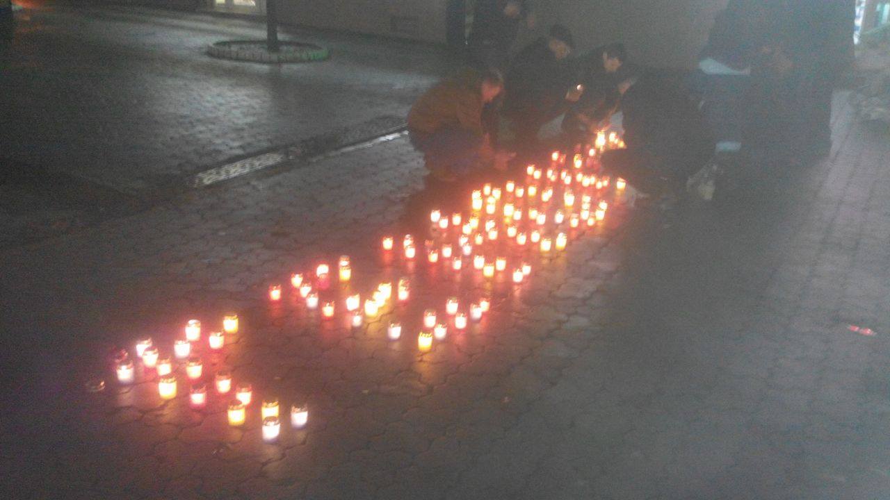 Ужгородські свободівці вшанували жертв геноциду 1932-33 рр. викладеним зі свічок надписом "Голодомор" (ФОТО)