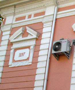 В Ужгороді вікна 115-річного будинку замінили на примітивний пластик (ФОТО)