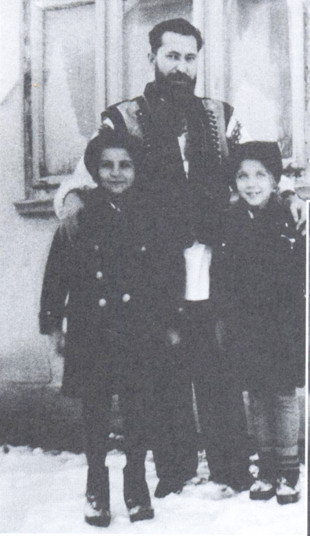 Теодор Ромжа у гуцульскому вбранні з племінницями