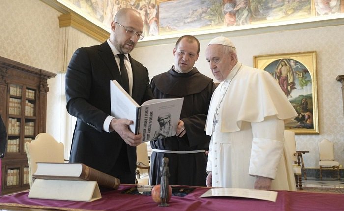 Прем'єр-міністр України Дмитро Шмигаль під час зустрічі у Ватикані з Папою Римським Франциском, 25 березня 2021