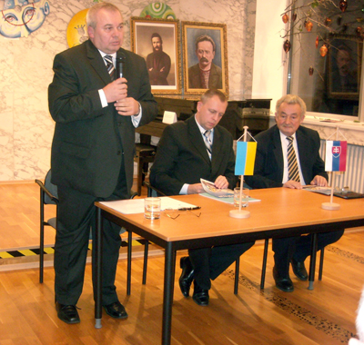 Під час засідання 15.12.2011 р. На фото (зліва):  Петро Русиняк, Дмитро Конишев, Михайло Чорний