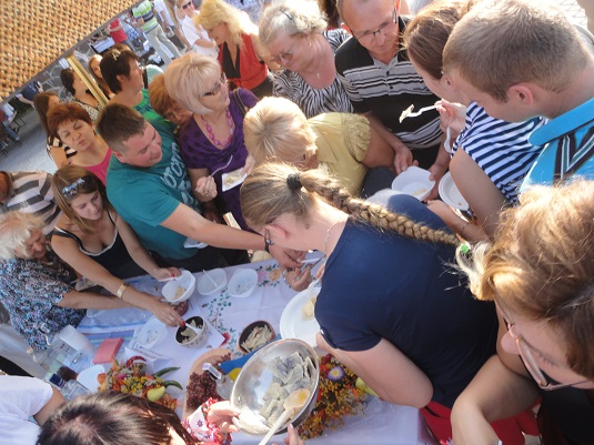 Закарпатці взяли участь у фестивалі з виготовлення вареників у Словаччині (ФОТО)