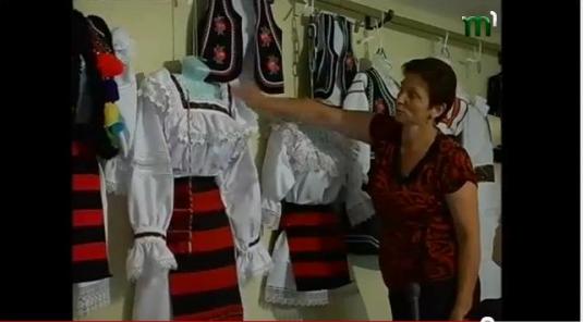 Рахівчанка зібрала вдома колекцію національних костюмів Румунії (ВІДЕО)