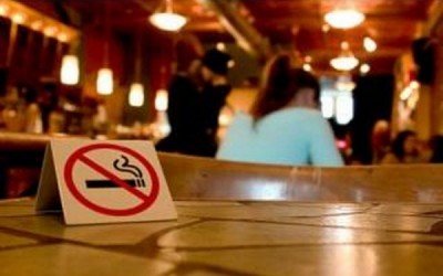 Закон - не для всіх? В ужгородських ресторанах, попри заборону куріння, і далі димлять