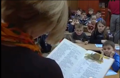 В Ужгороді власкор каналу 1+1 читала дітям книжку (ФОТО)