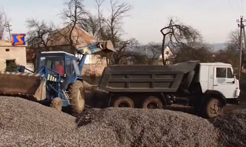 У Климовиці на Іршавщині селяни самі ремонтують дорогу (ВІДЕО)
