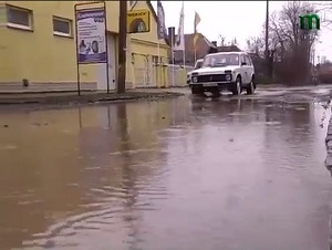 Через нечищену зливову каналізацію Ужгород в дощі перетворюється на суцільну калюжу (ВІДЕО)