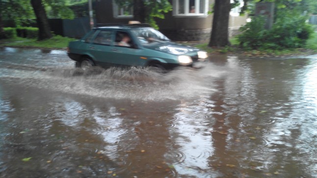 У Мукачеві за 15 хвилин випала місячна норма опадів (ФОТО)