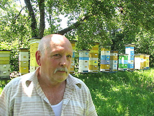 «Під лежачого пасічника мед не тече», – каже голубинський художник, різьбяр, читальник і фіґляр Михайло Циганин