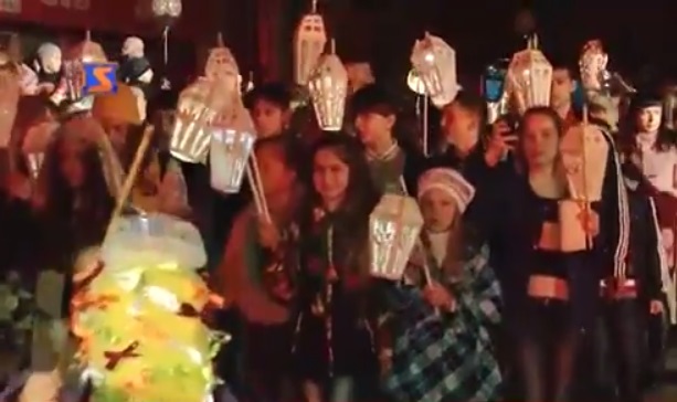 На центральній площі Мукачева вкотре засяяли сотні ліхтариків (ВІДЕО)