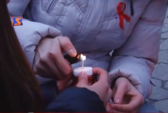 Вечір понеділка в Ужгороді присвятили боротьбі зі СНІДом (ВІДЕО)