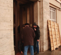 У Закарпатській ОДА замінили вибиті революцією вхідні двері (ВІДЕО)