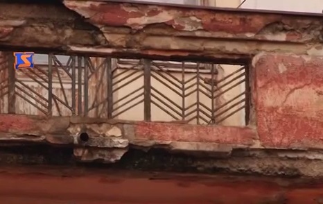 В історичні й частині Ужгорода продовжують обвалюватися балкони (ВІДЕО)