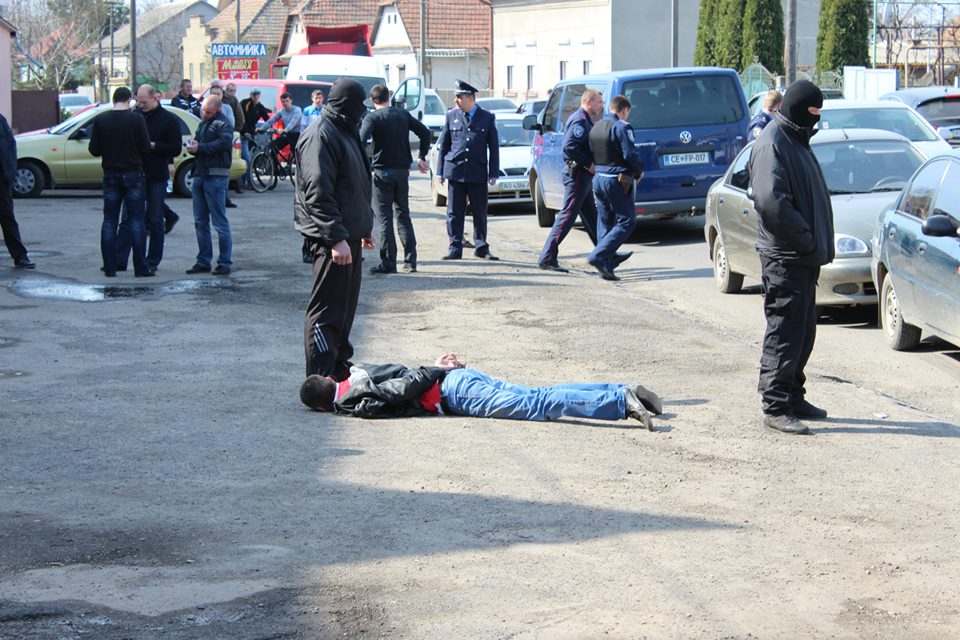 Міліціонерів у Мукачеві затримували на хабарі в 50 тисяч (ВІДЕО)