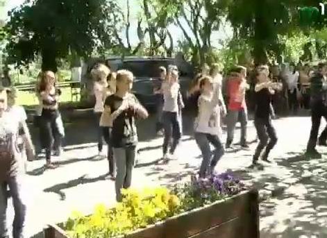 У Міжнародний день танцю в Ужгороді понад 100 танцюристів подарували місту танцювальну постановку (ВІДЕО)