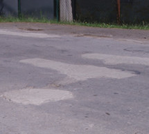 Селяни Драгова "залатали" ями на дорозі бетоном (ВІДЕО)
