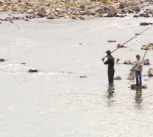 В Ужгороді попри заборону рибалять в межах міста (ВІДЕО)