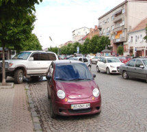У Мукачеві вирішували, що робити з несвідомими паркувальниками (ВІДЕО)