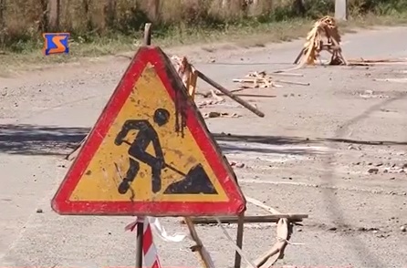 Жителі села Гуняди на Берегівщині ремонтують дороги власним коштом (ВІДЕО)