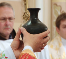 Глава римо-католиків Закарпаття очолив службу, на якій освячували олію (ВІДЕО)