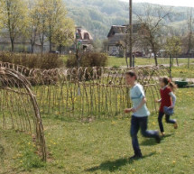 У Нижньому Селищі волонтери сплели австрійські альтанки та лабіринт з живої вербової лози (ВІДЕО)