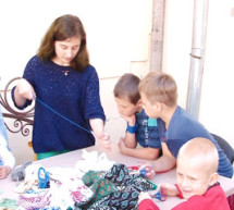 В Ужгородському замку діти з дитбудинів вчилися робити ляльки-мотанки і запускали кульки зі словом "мир" (ВІДЕО)