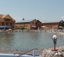 Відпочивальники в Солотвині освоюють приватні солоні озера (ВІДЕО)