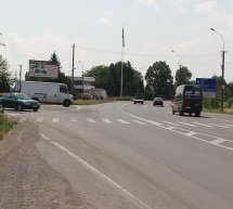 Великий потік вантажівок через заблоковану автотрасу Київ-Чоп завдав шкоди дорогам Мукачева (ВІДЕО)
