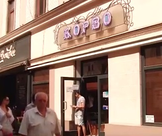 У центрі Ужгорода рейдери досі утримують магазин, відсуджений власниками у суді (ВІДЕО)
