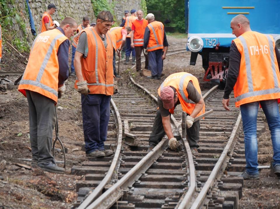 Близько півсотні ремонтинків працюють на відновленні Ужгородської дитячої залізниці (ВІДЕО)