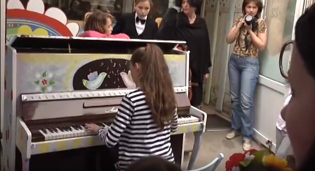40 юних піаністів грали посеред Ужгорода (ВІДЕО)