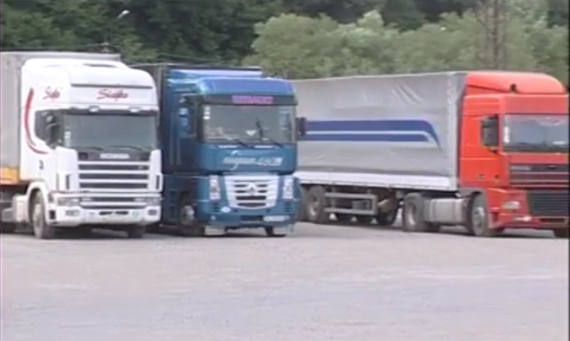 Вантажівки на закарпатських дорогах порушують ваговий режим і заборону руху в спеку (ВІДЕО)