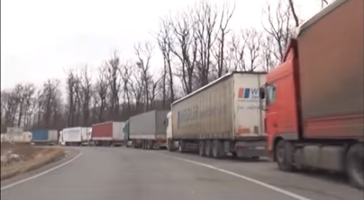 На українсько-словацькому кордоні у 3-кілометровій черзі стоять більше 300 вантажівок (ВІДЕО)