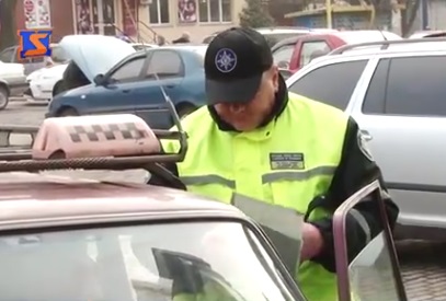 В Ужгороді ловили таксистів без ліцензій і на іноземних номерах (ВІДЕО)