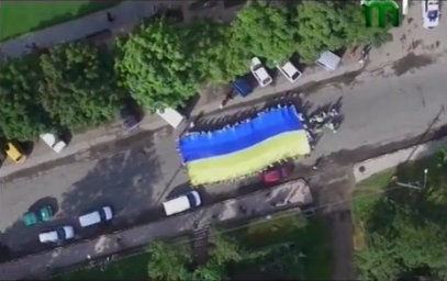 У Міжгір’ї вулицями пронесли 30-метровий синьо-жовтий стяг (ВІДЕО)