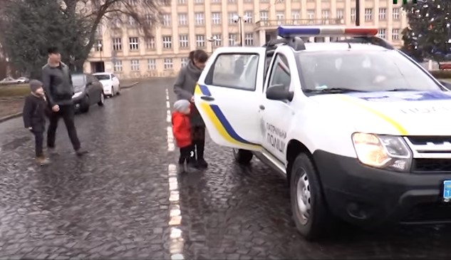 В Ужгороді патрульні "акційно-різдвяно" катали дітей на службових авто та демонстрували спецзасоби й техніку (ВІДЕО) 