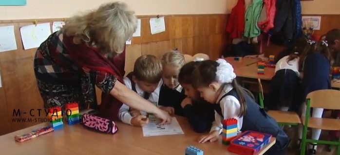 У школі Чинадієва, що на Мукачівщині, першачки вчаться без оцінок, з конструкторами та інтерактивом (ВІДЕО)