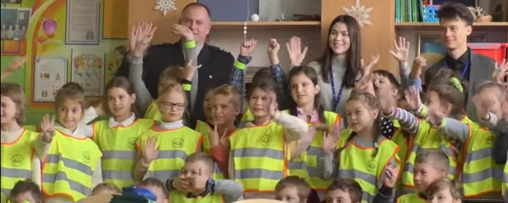 70 світловідбивних жилетів отримали учні третьої школи в Ужгороді (ВІДЕО)
